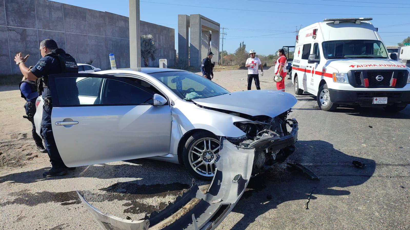 $!Automóvil choca y provoca volcadura de camioneta en Mazatlán