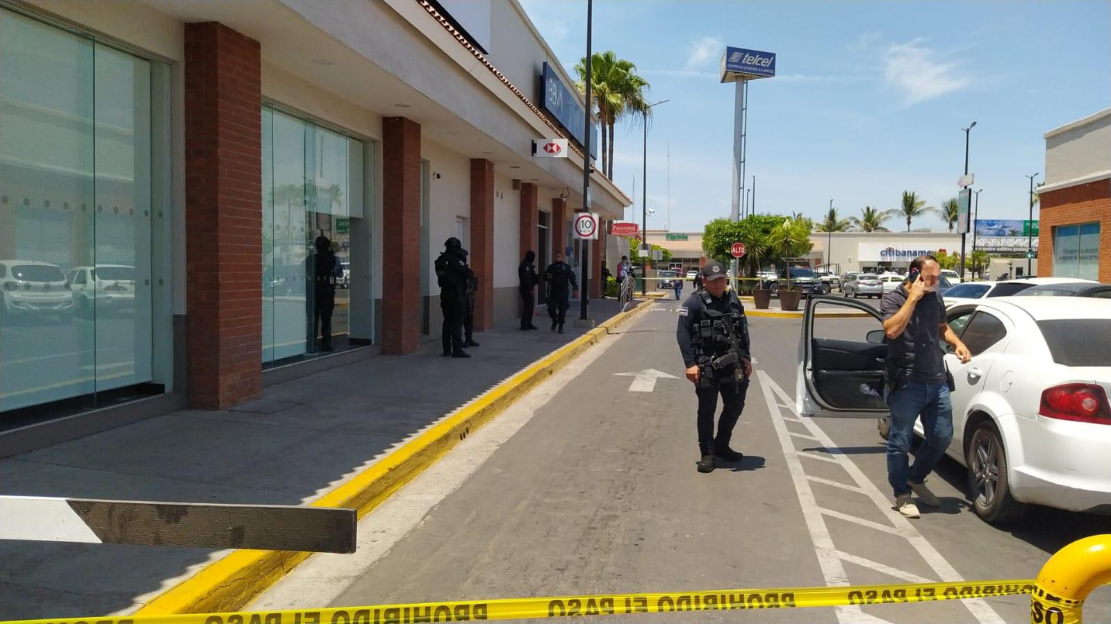 $!En Culiacán, intentan despojar un vehículo y conductor responde a balazos; una persona resultó herida