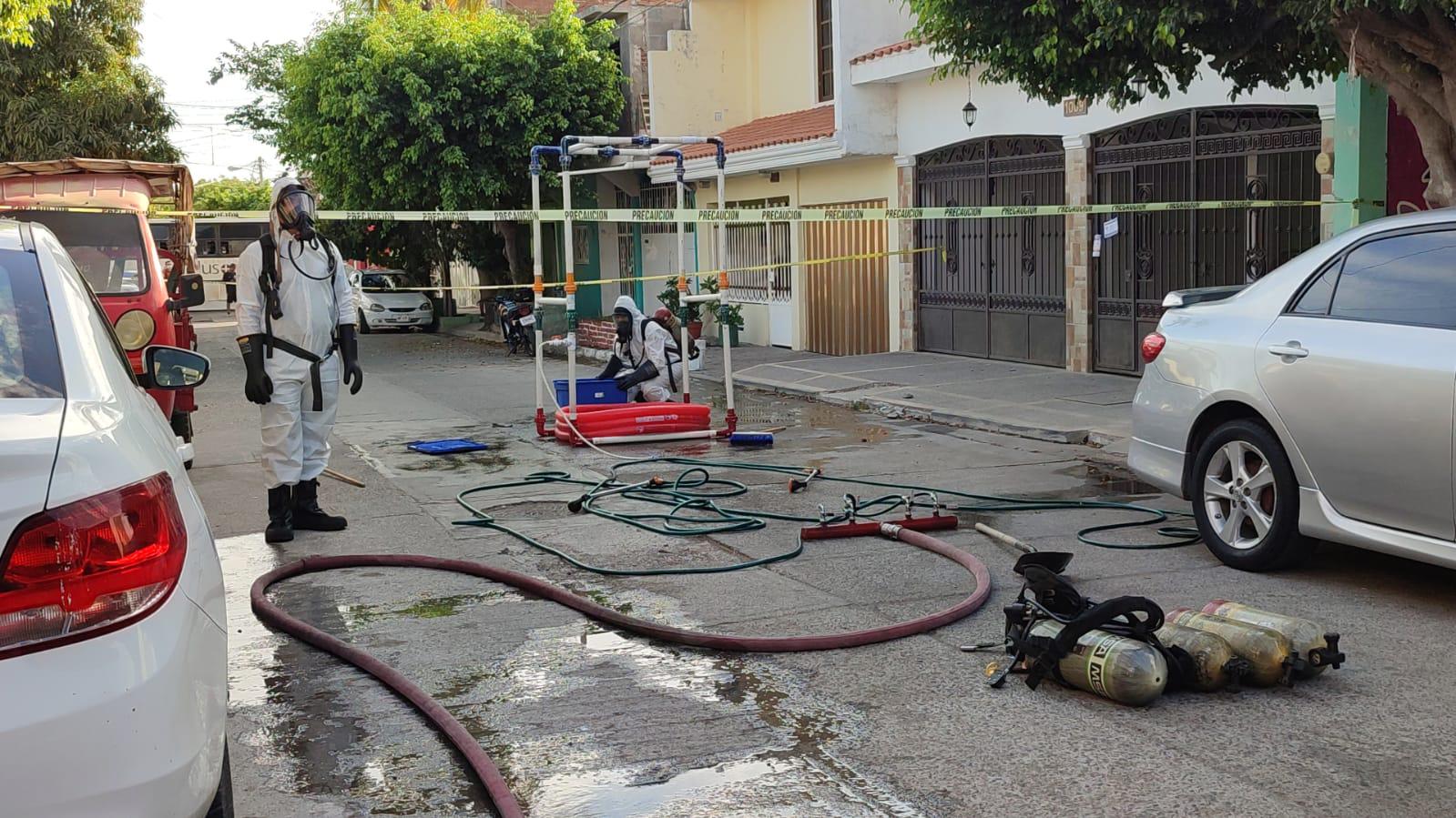 $!Pleito entre vecinos en la colonia Juárez, en Mazatlán, termina con un derrame de material químico y alarma en la gente