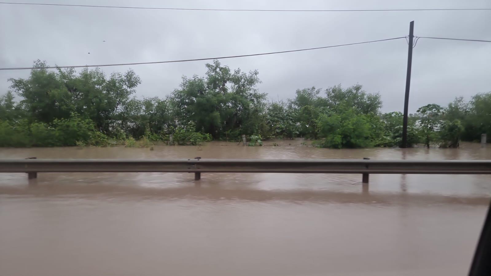 $!Precaución: se desborda dren en la carretera Culiacán-Eldorado