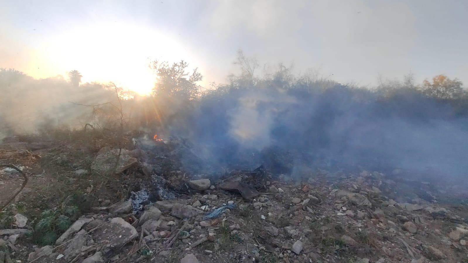 $!Quema clandestina de basura amenaza una estación gasera en Los Mochis