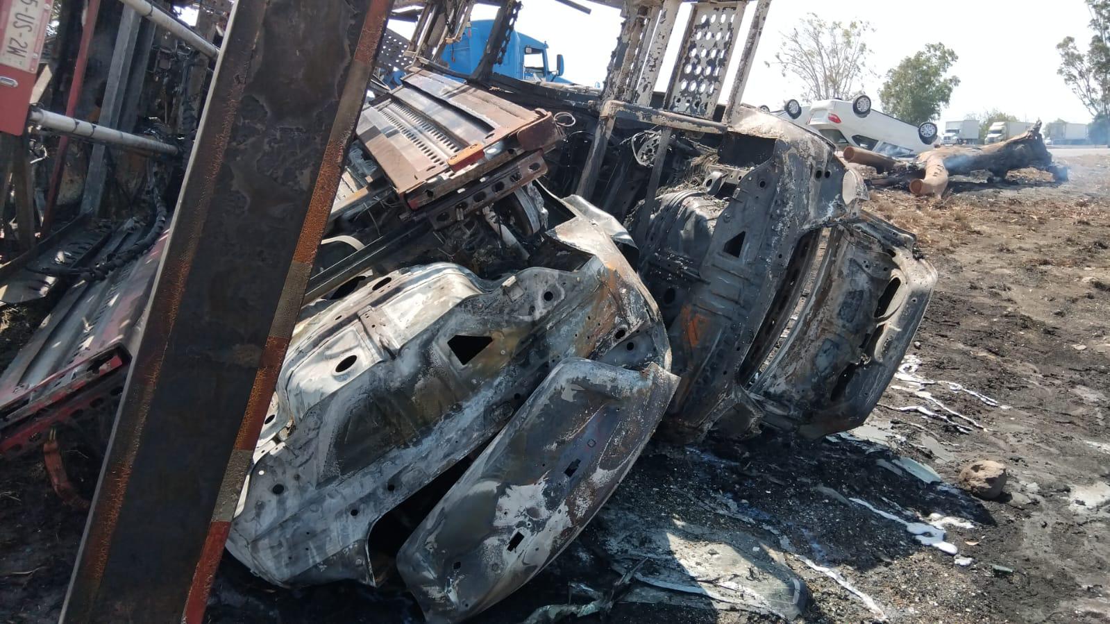 $!Vuelca nodriza en la maxipista Culiacán-Mazatlán; hay dos lesionados y ocho vehículos calcinados