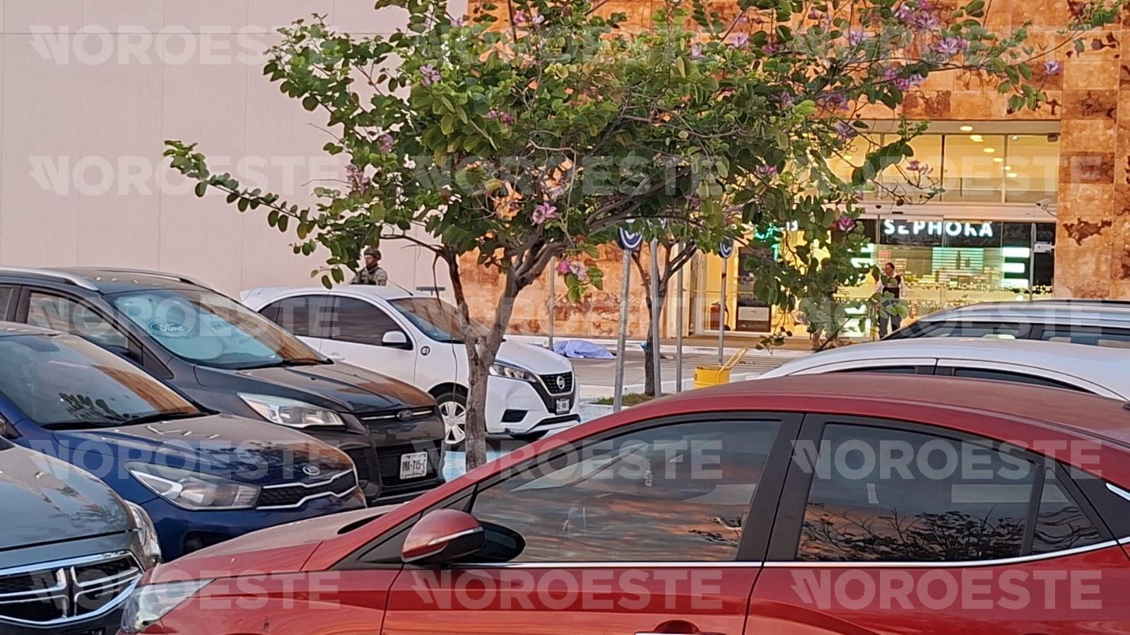 $!Asesinan a un hombre en el estacionamiento de una plaza comercial en Mazatlán
