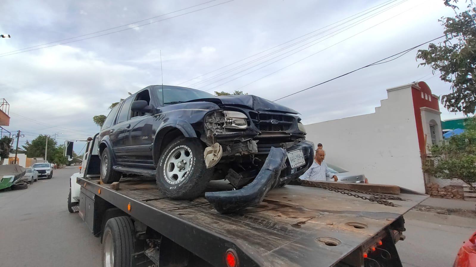 $!Camioneta termina incrustada en una vivienda de Los Mochis tras fuerte choque; hay tres lesionados