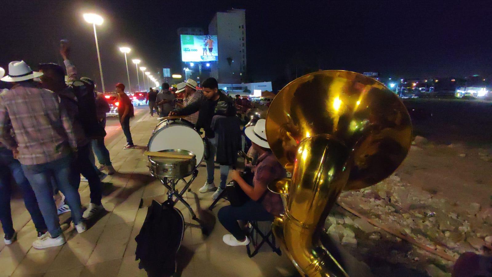 $!Mazatlán pasa su primera ‘noche santa’ muy movida, y sin cubrebocas en el malecón