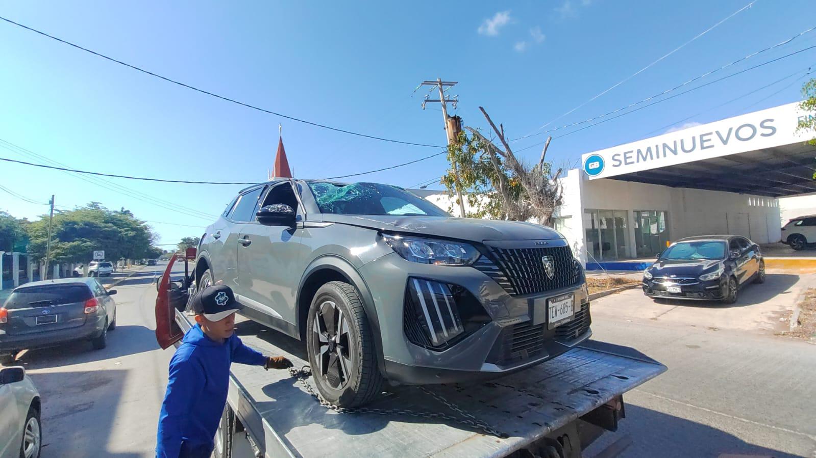 $!Choque y volcadura en el Centro de Los Mochis deja como saldo una mujer lesionada