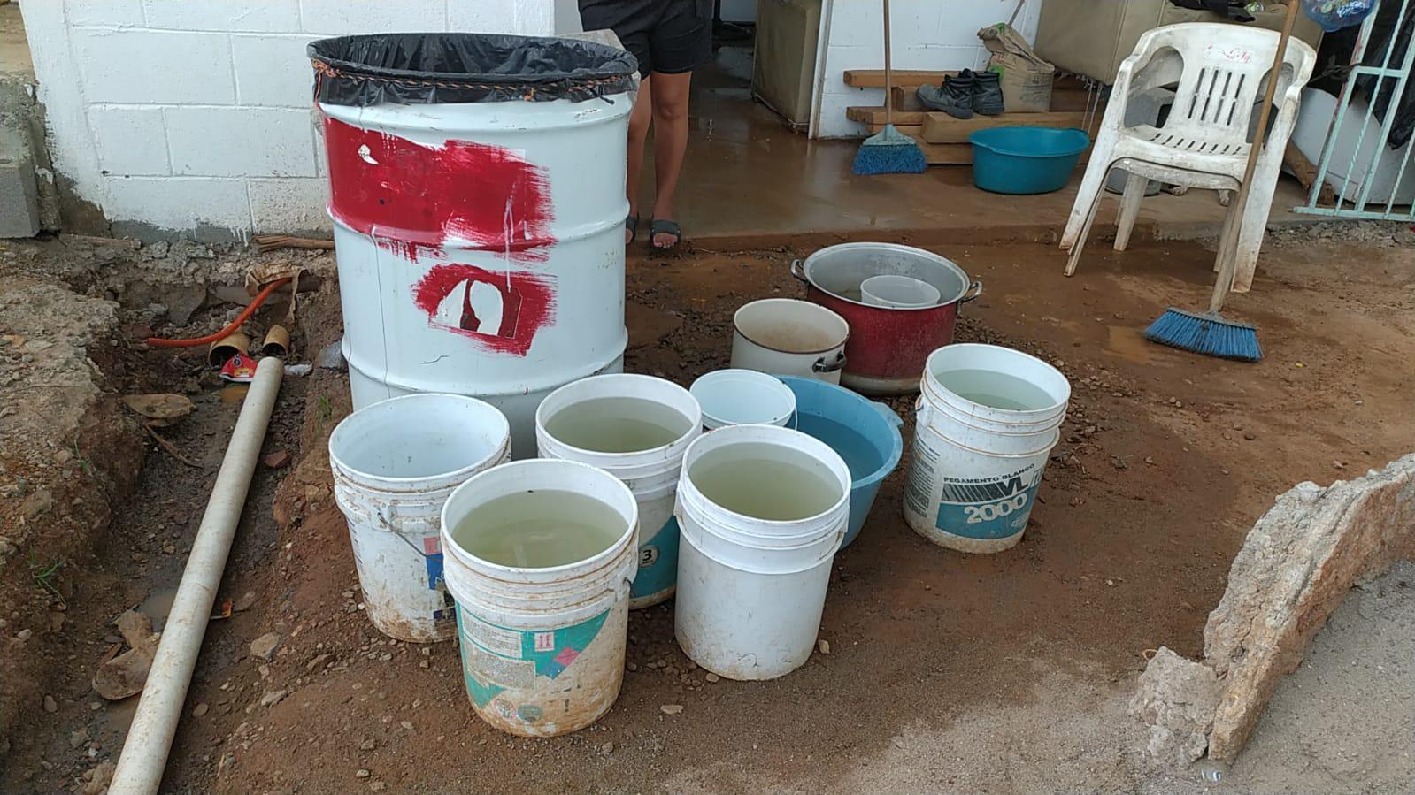 $!Urgen vecinos a instalar drenaje y energía eléctrica en fraccionamiento para desplazados en Mazatlán