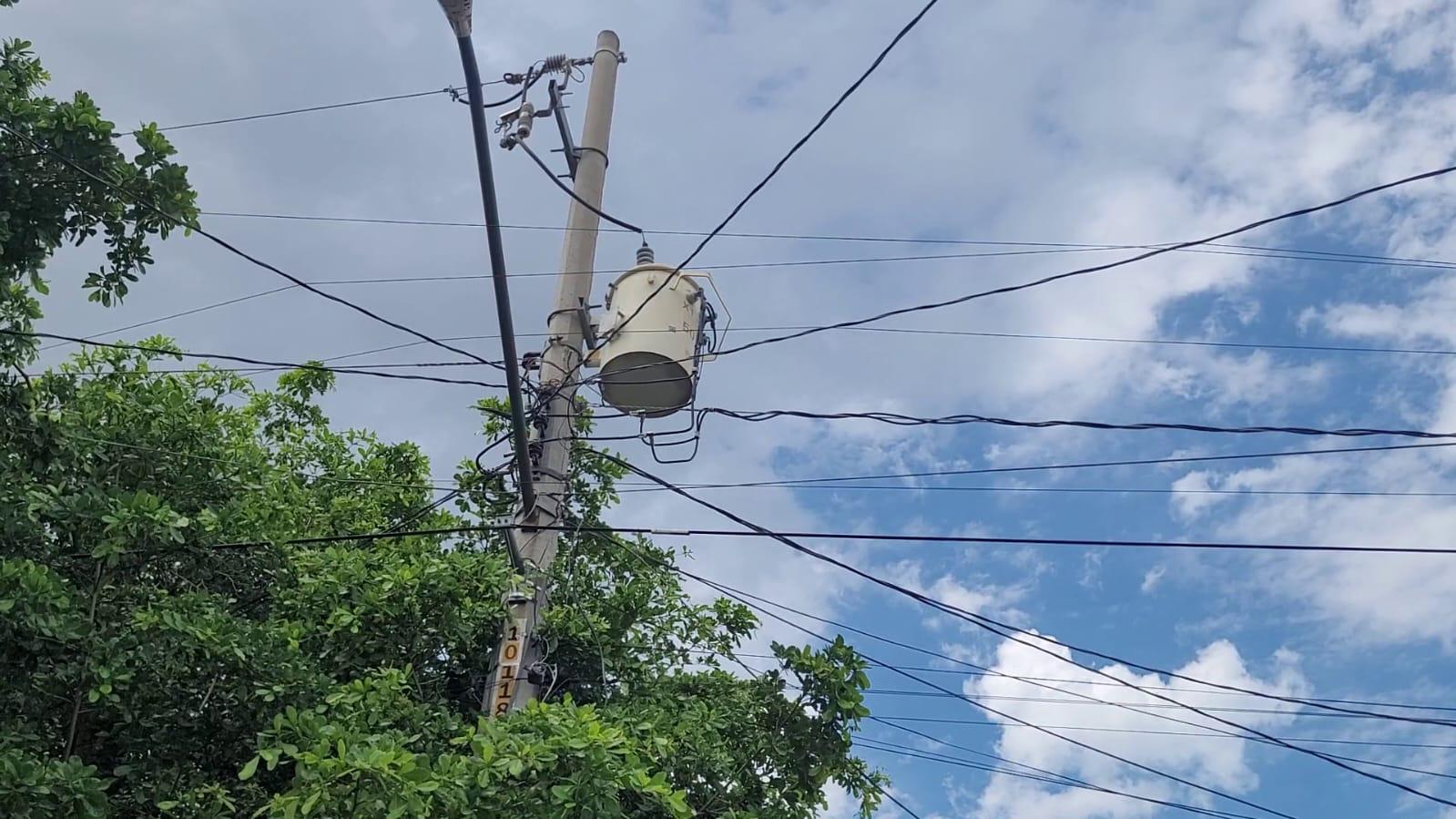 $!Hace 13 años que padecen fallas eléctricas en Villa Fontana, en Culiacán, por un transformador insuficiente