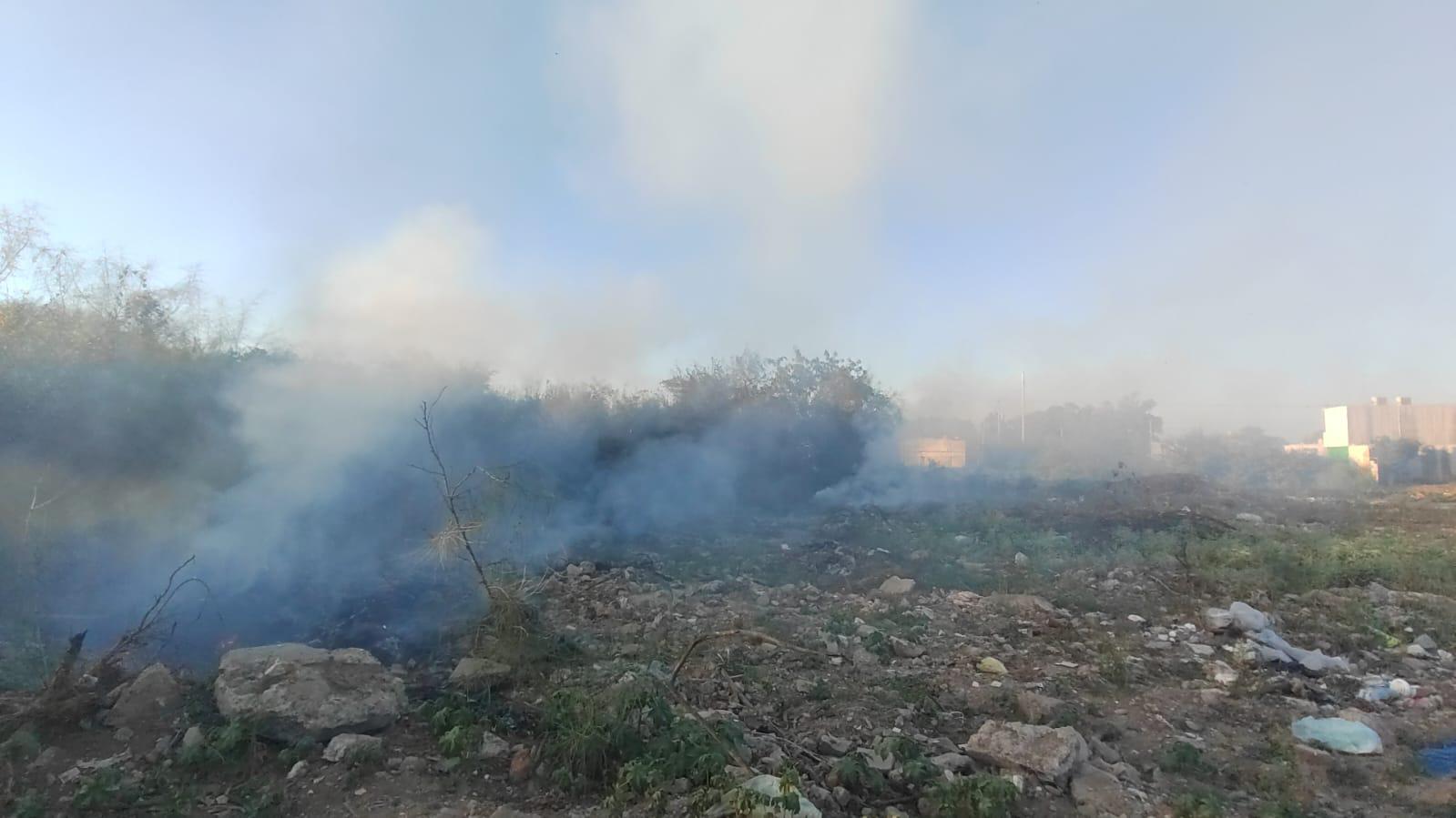 $!Quema clandestina de basura amenaza una estación gasera en Los Mochis