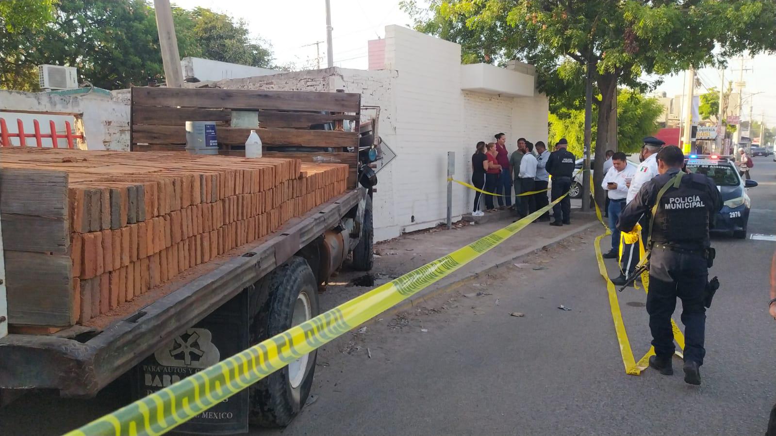 $!Hombre muere al sufrir infarto y chocar camión contra barda en Culiacán