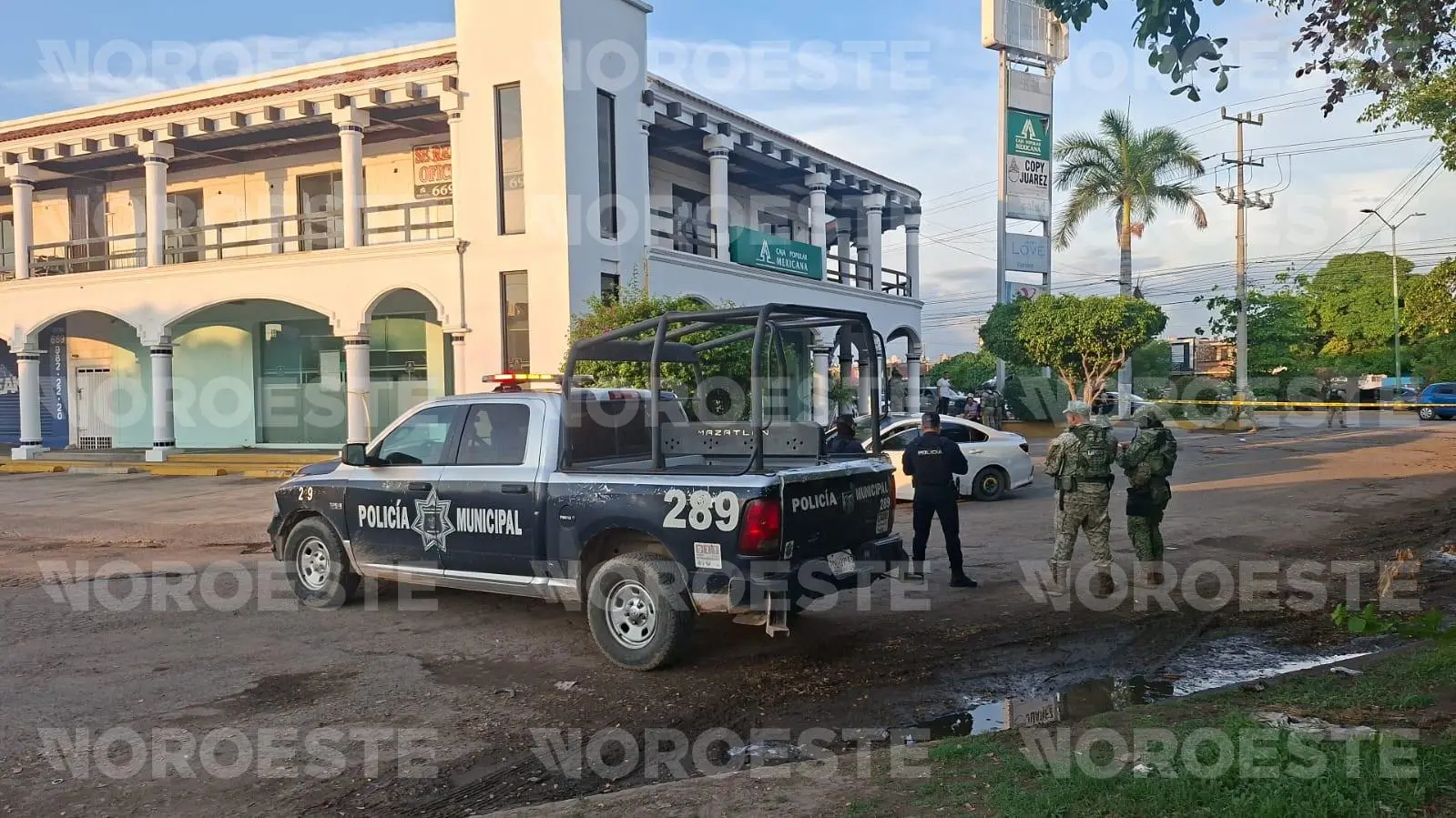 $!Hieren a conductor tras intento de despojo de auto en el fraccionamiento Villa Verde en Mazatlán