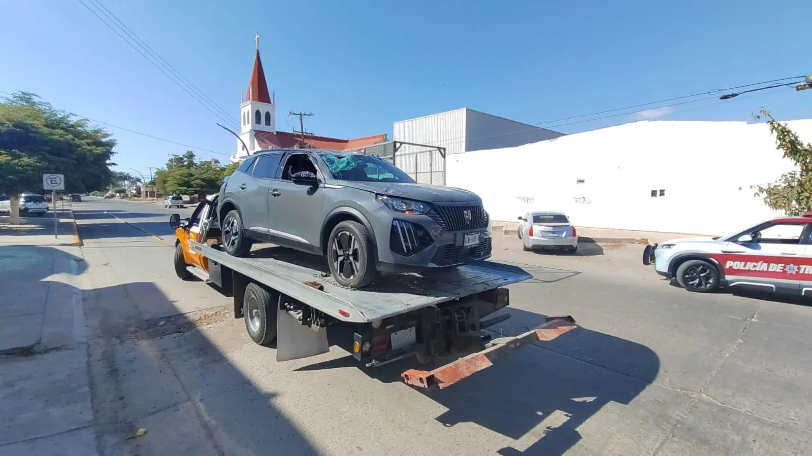 $!Choque y volcadura en el Centro de Los Mochis deja como saldo una mujer lesionada