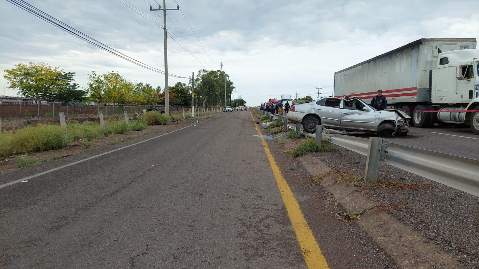 $!Autos chocan en carretera a Eldorado y mujer pierde la vida; 5 personas más resultan heridas