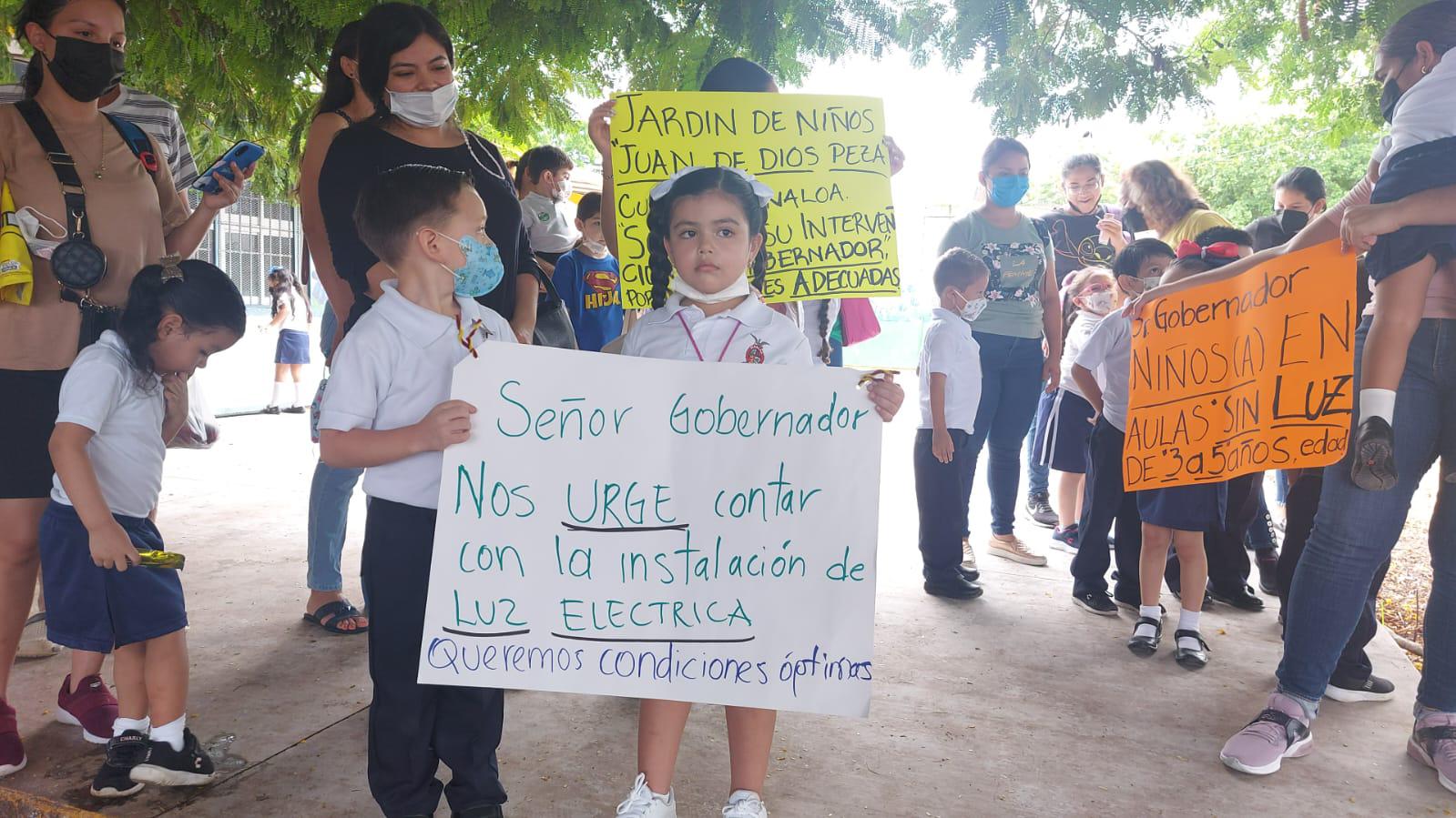 $!En el regreso a clases, en Sinaloa exhiben y reclaman a autoridades educativas daños en planteles