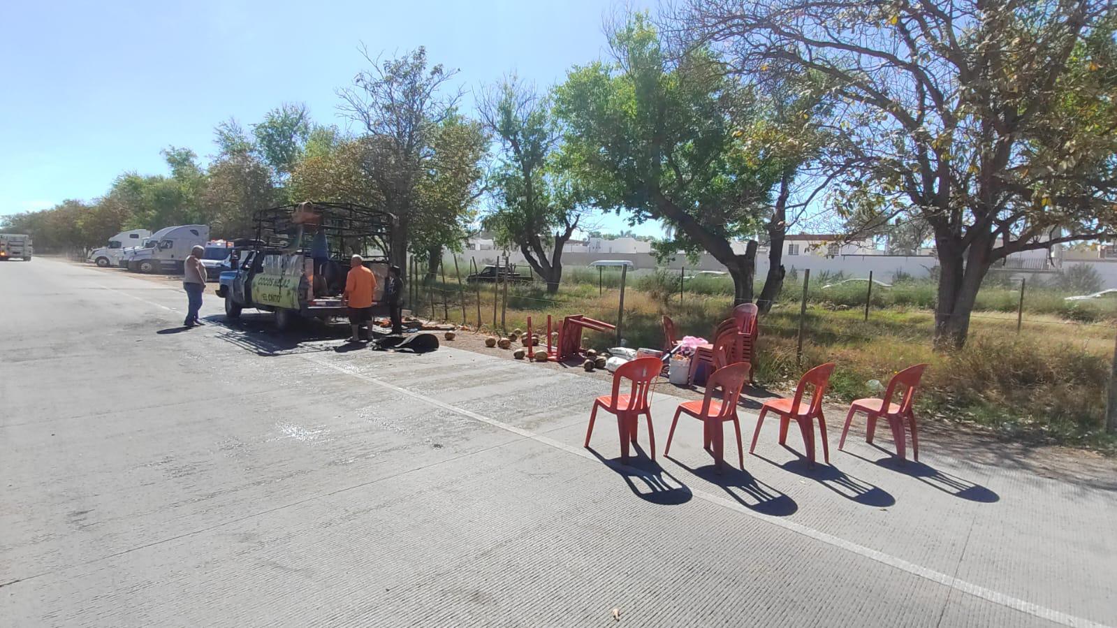 $!Camioneta cargada con cocos es consumida por el fuego sobre la carretera Mochis-Topolobampo