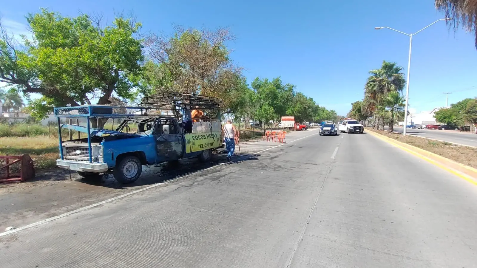 $!Camioneta cargada con cocos es consumida por el fuego sobre la carretera Mochis-Topolobampo