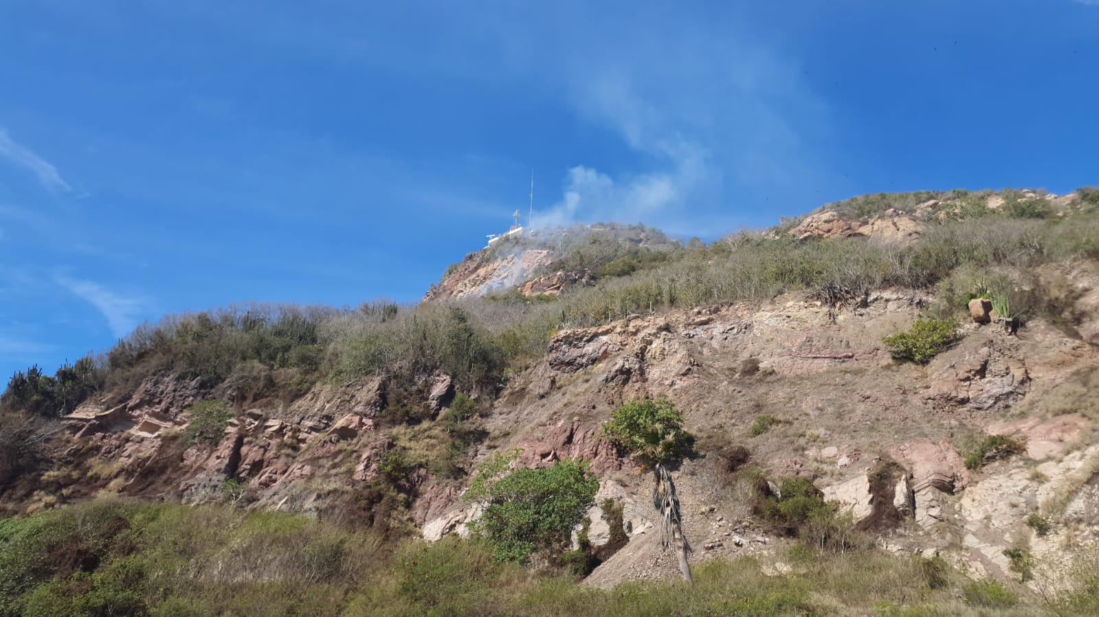 $!Moviliza a Protección Civil y Bomberos incendio en la cima del cerro del Crestón en Mazatlán