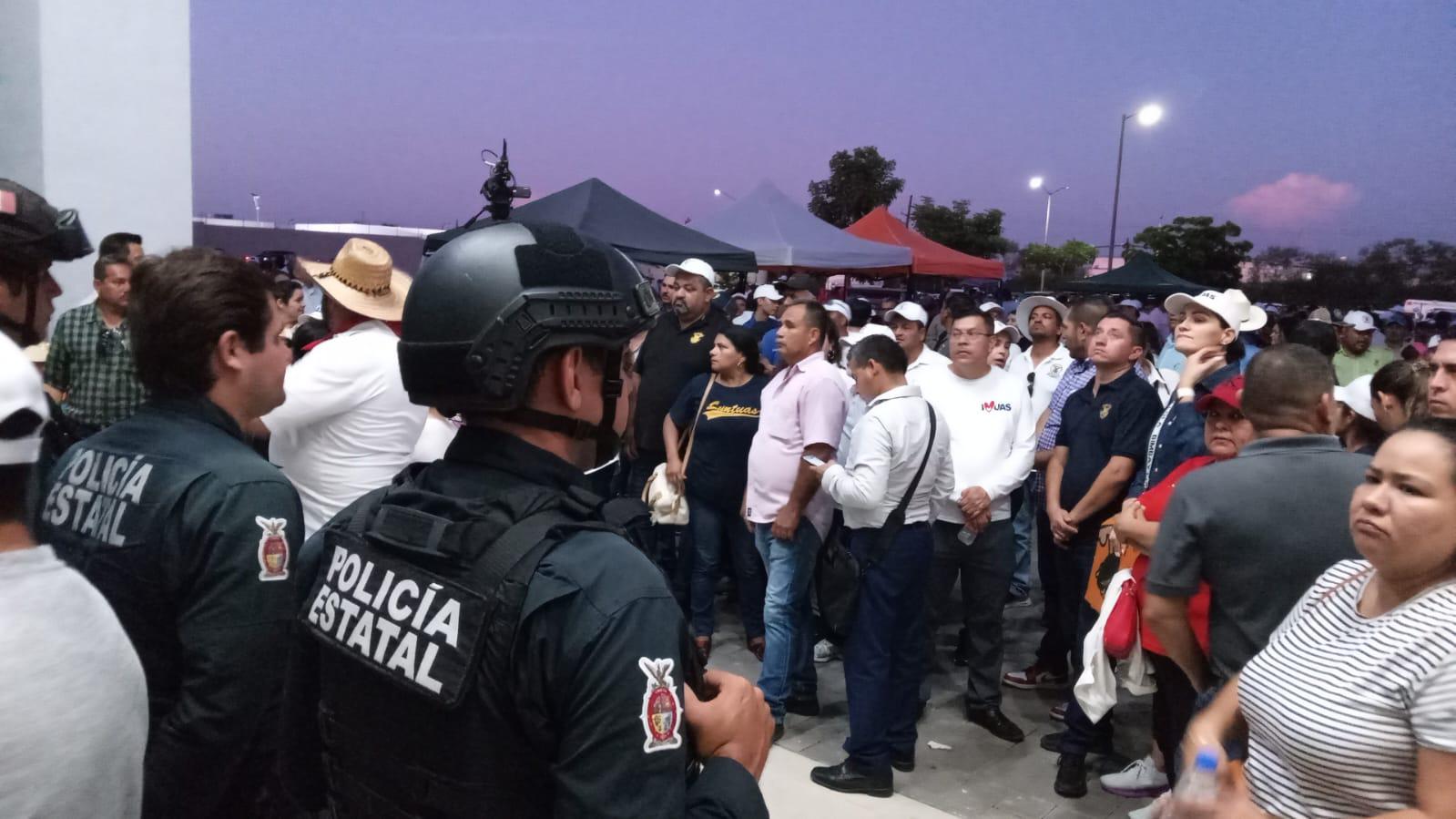 $!Alargue de audiencia de Rector y funcionarios de la UAS impacienta a manifestantes; les piden orden