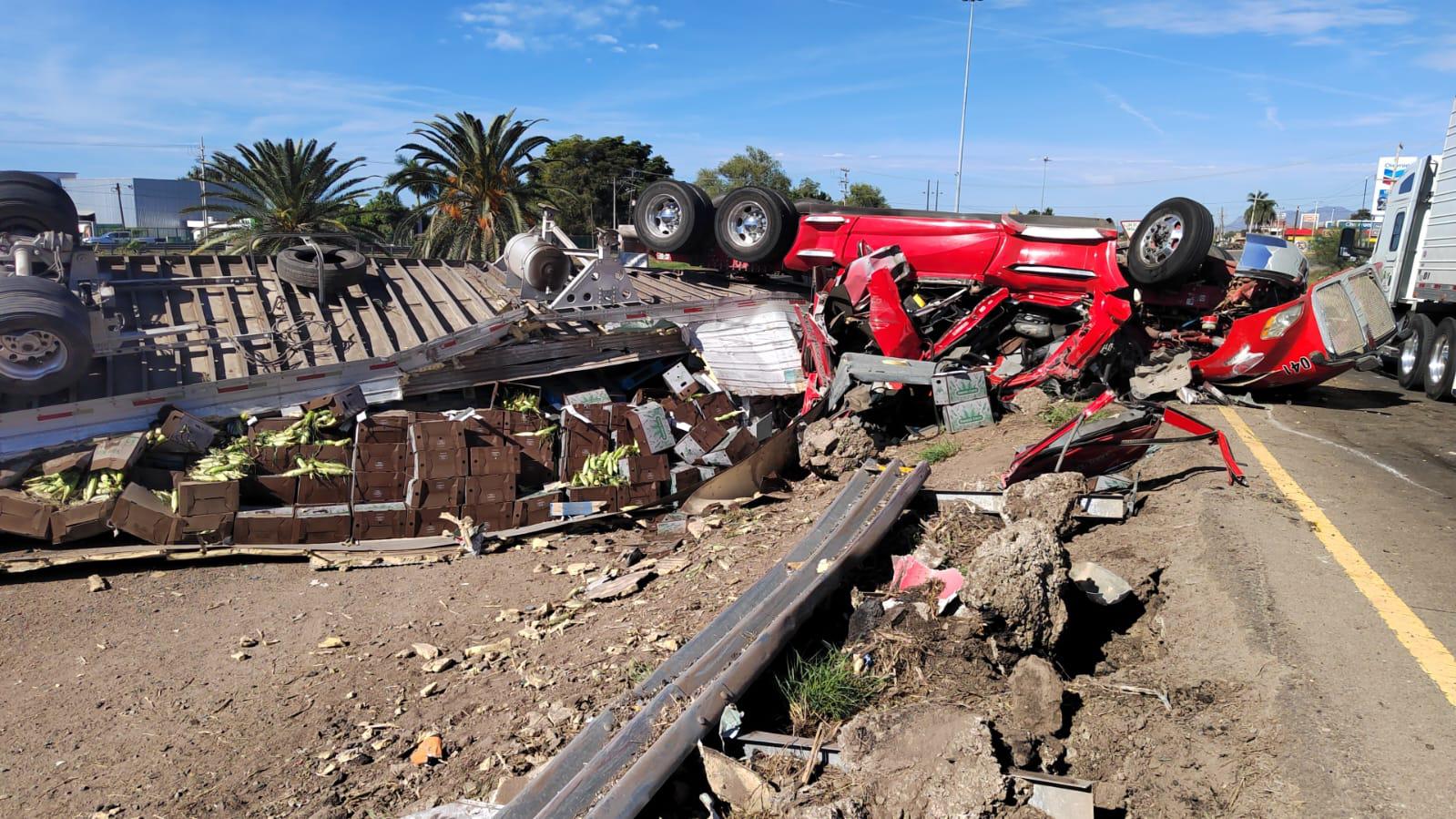 $!Vuelca tráiler cargado con elotes en la México 15, en el Trébol de Los Mochis