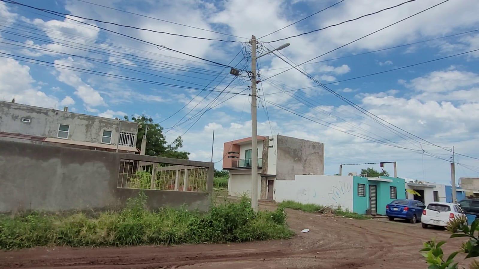 $!Hace 13 años que padecen fallas eléctricas en Villa Fontana, en Culiacán, por un transformador insuficiente