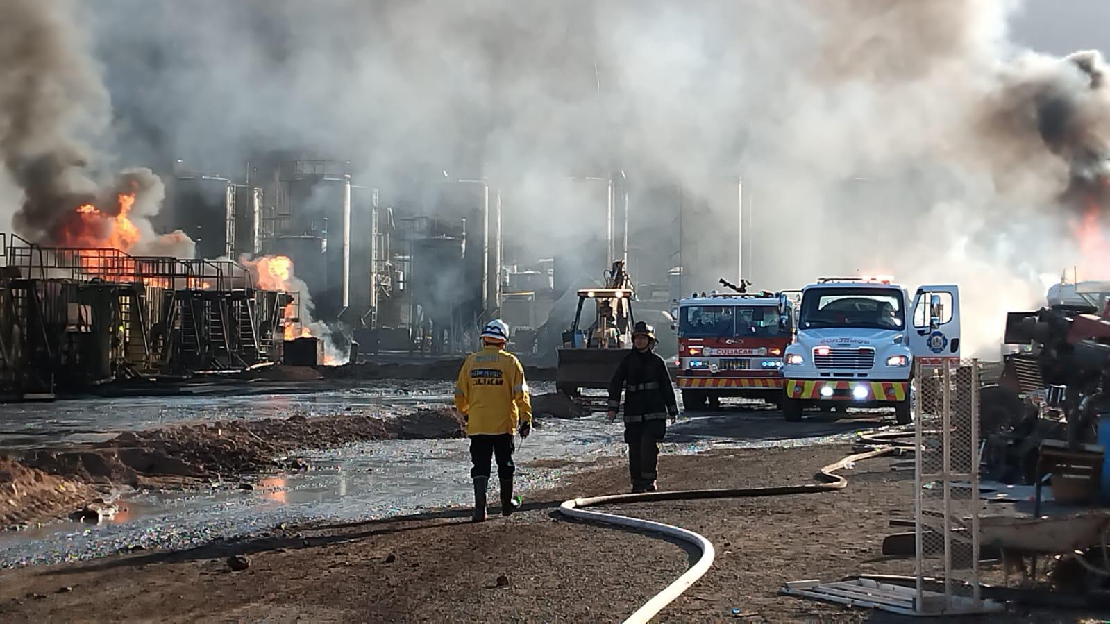 $!Incendio arrasa con contenedores en planta de diésel al sur de Culiacán