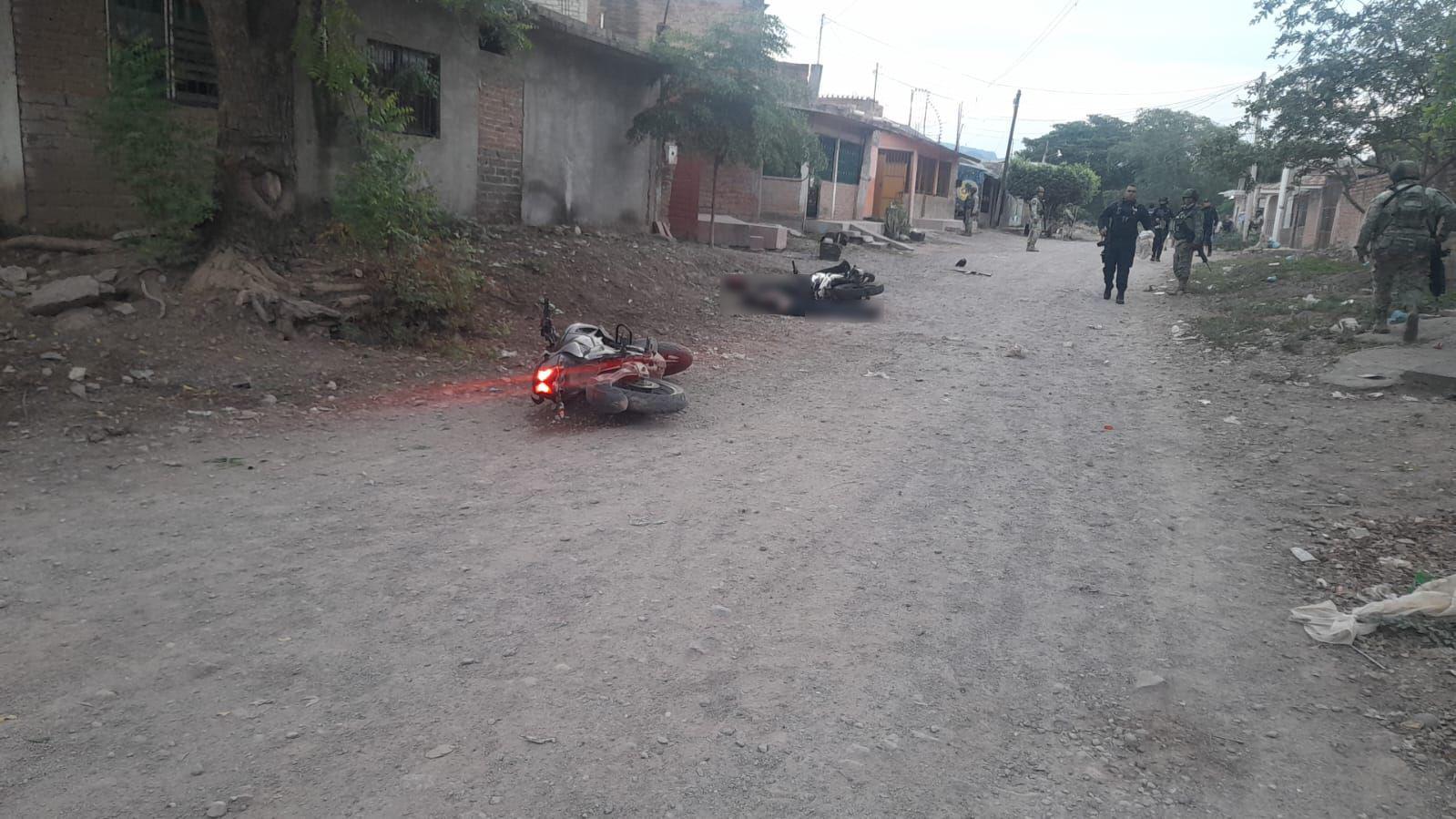 $!Asesinan a dos hombres en Escuinapa; hallan un fusil AK-47 y dos motocicletas en la escena