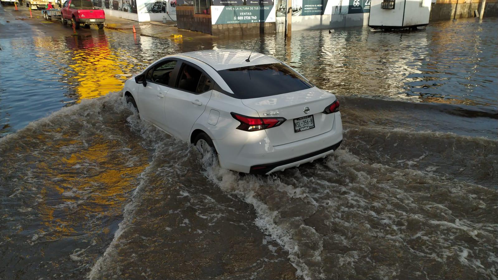 $!En Mazatlán vialidades ‘amanecen’ bajo el agua; llaman a no sacar la basura fuera de horario