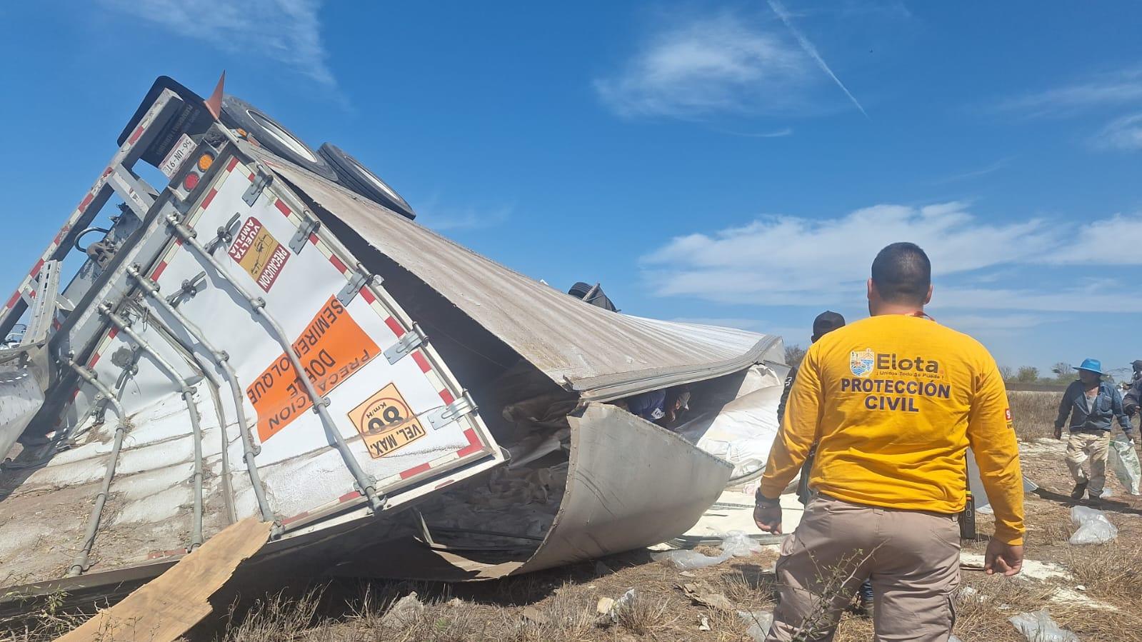 $!Vuelca tráiler cargado de azúcar tras choque en la autopista Mazatlán-Culiacán; se desata rapiña
