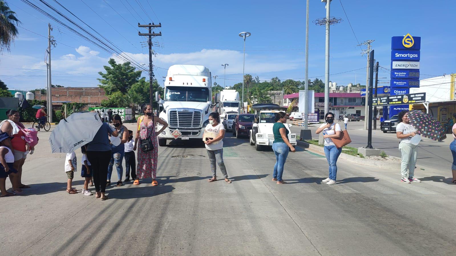 $!En el regreso a clases, en Sinaloa exhiben y reclaman a autoridades educativas daños en planteles