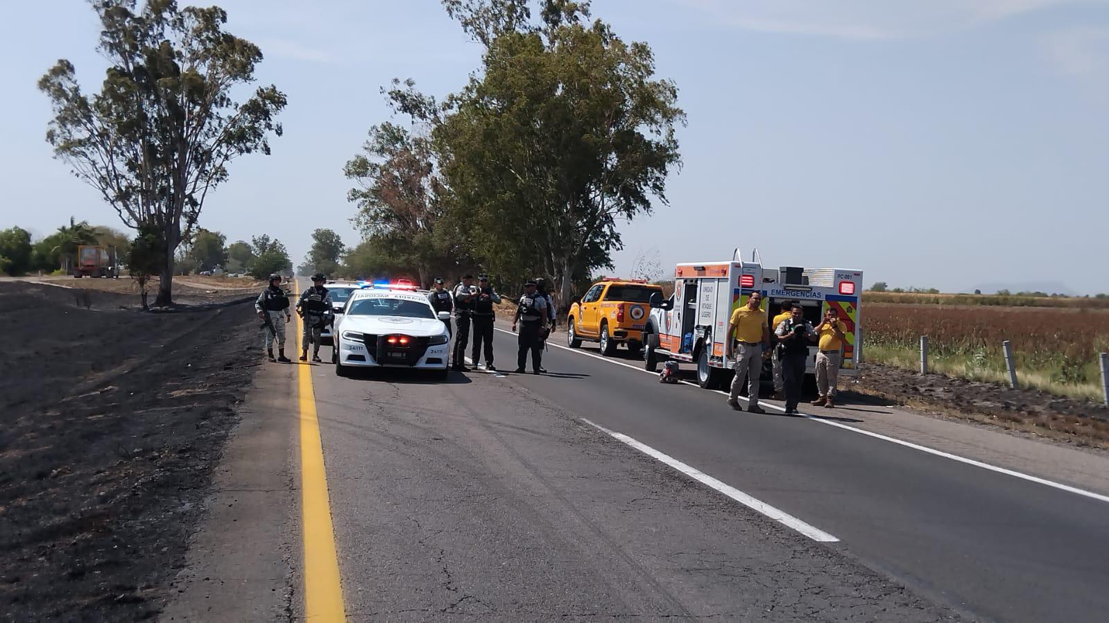 $!Vuelca nodriza en la maxipista Culiacán-Mazatlán; hay dos lesionados y ocho vehículos calcinados