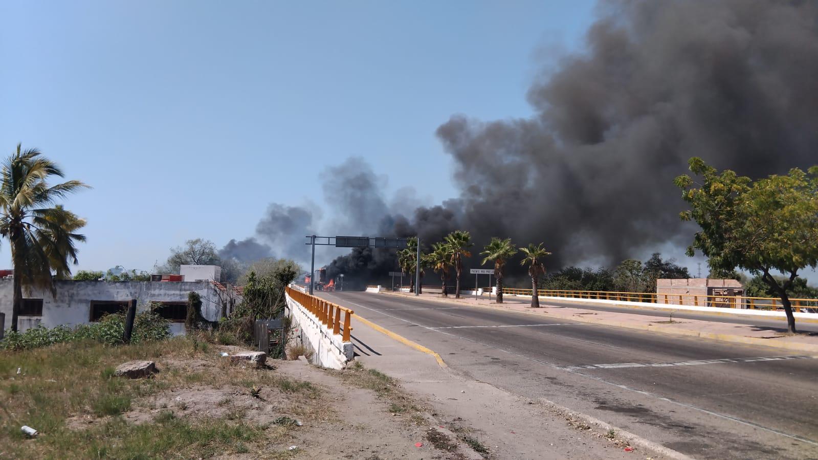 $!Se resguardan familias y cierran negocios en Villa Unión, tras quema de vehículos y bloqueo carretero