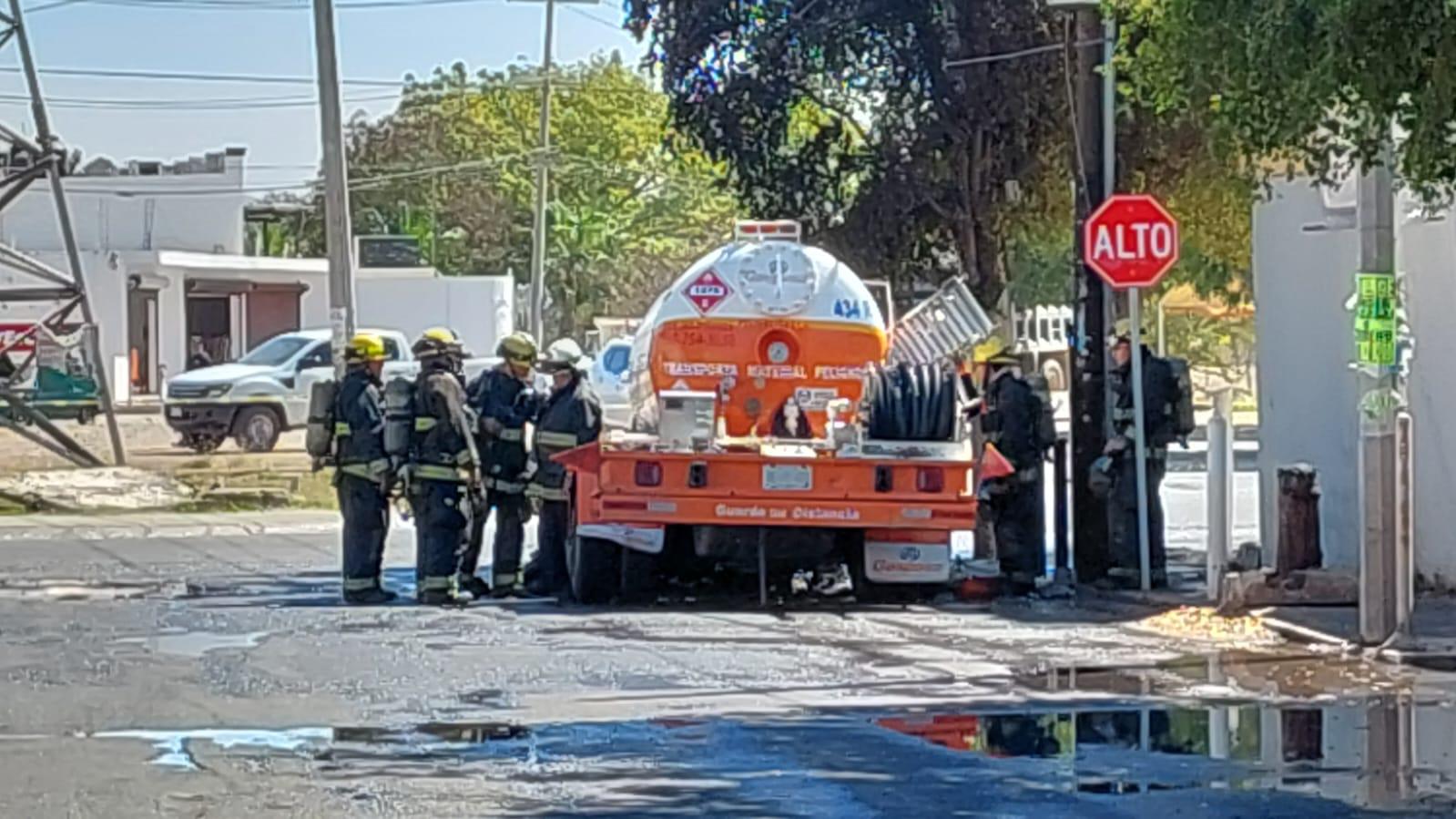 $!Controlan bomberos de Culiacán conato de incendio en pipa de gas