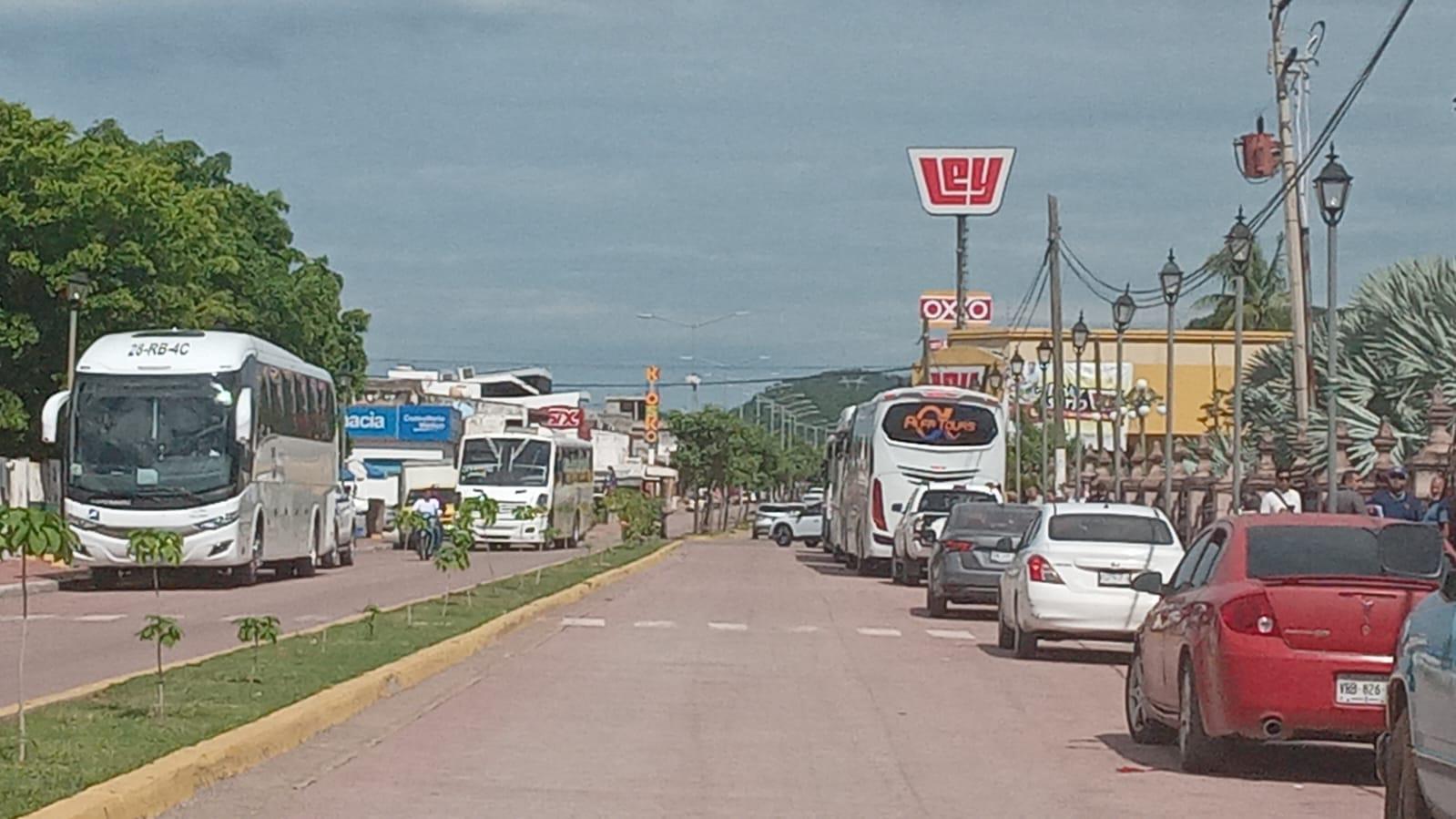 $!En Rosario, llegan camiones para movilizar personas a evento en Mazatlán de la Presidenta Sheinbaum