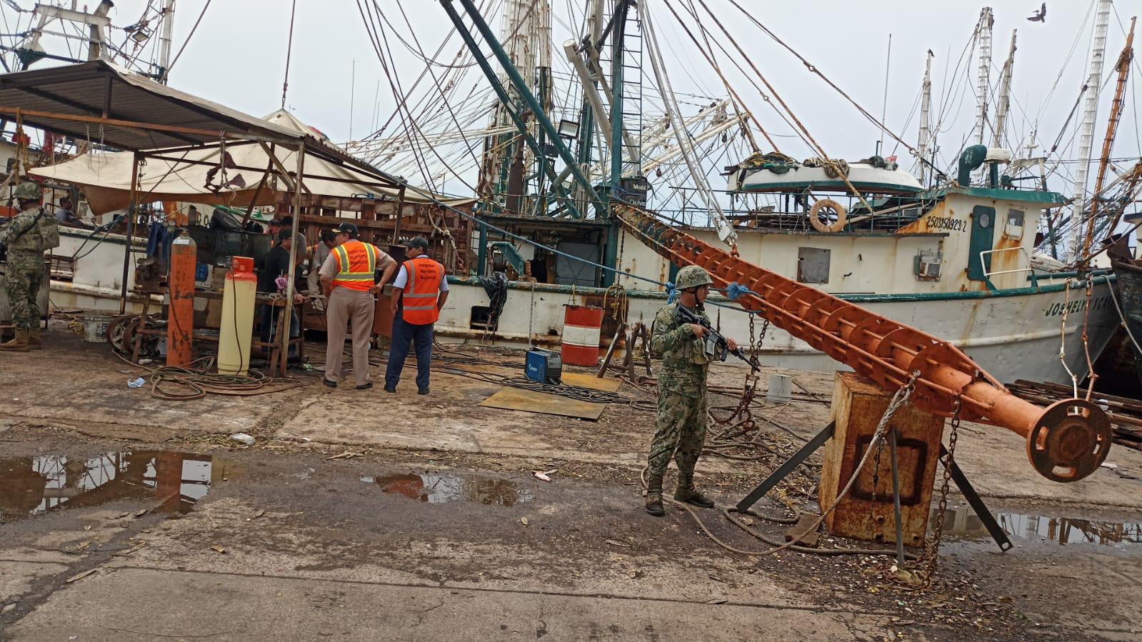 $!Sorprenden soldando en muelles pesqueros de Mazatlán y Capitanía los amonesta