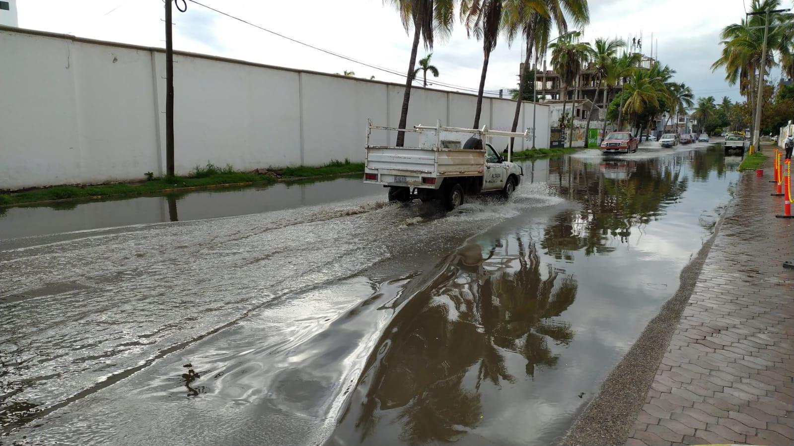 $!Provocan lluvias fuertes encharcamientos en vialidades de Mazatlán