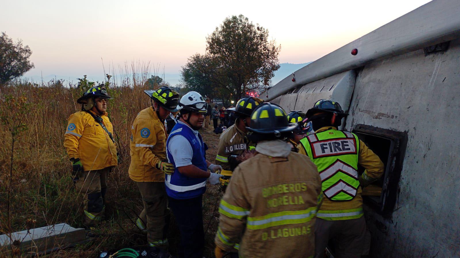 $!Al menos 10 muertos y 20 heridos deja volcadura en Pátzcuaro, Michoacán