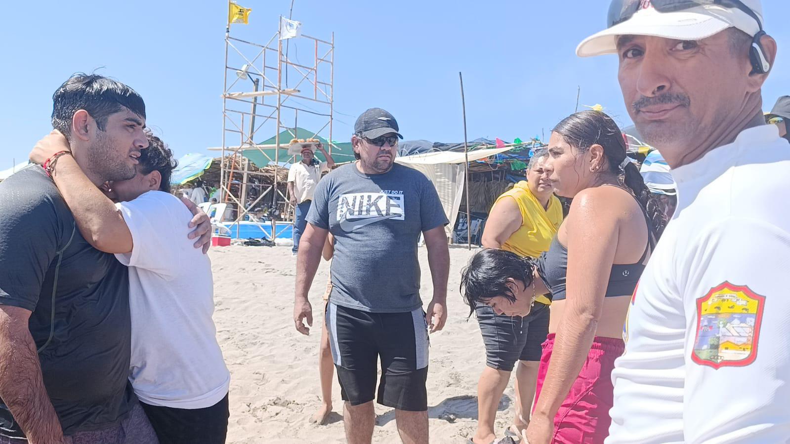 $!Rescatan a 2 hermanos tras ser arrastrados por la corriente del mar de Las Cabras