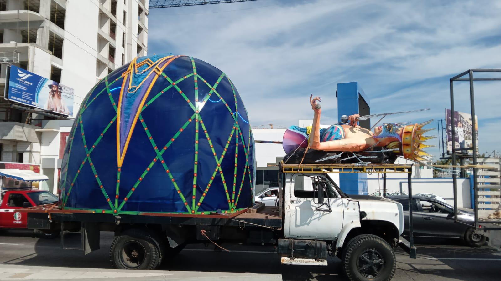 $!Llegan al Malecón los monigotes del Carnaval de Mazatlán; dan la bienvenida a la máxima fiesta