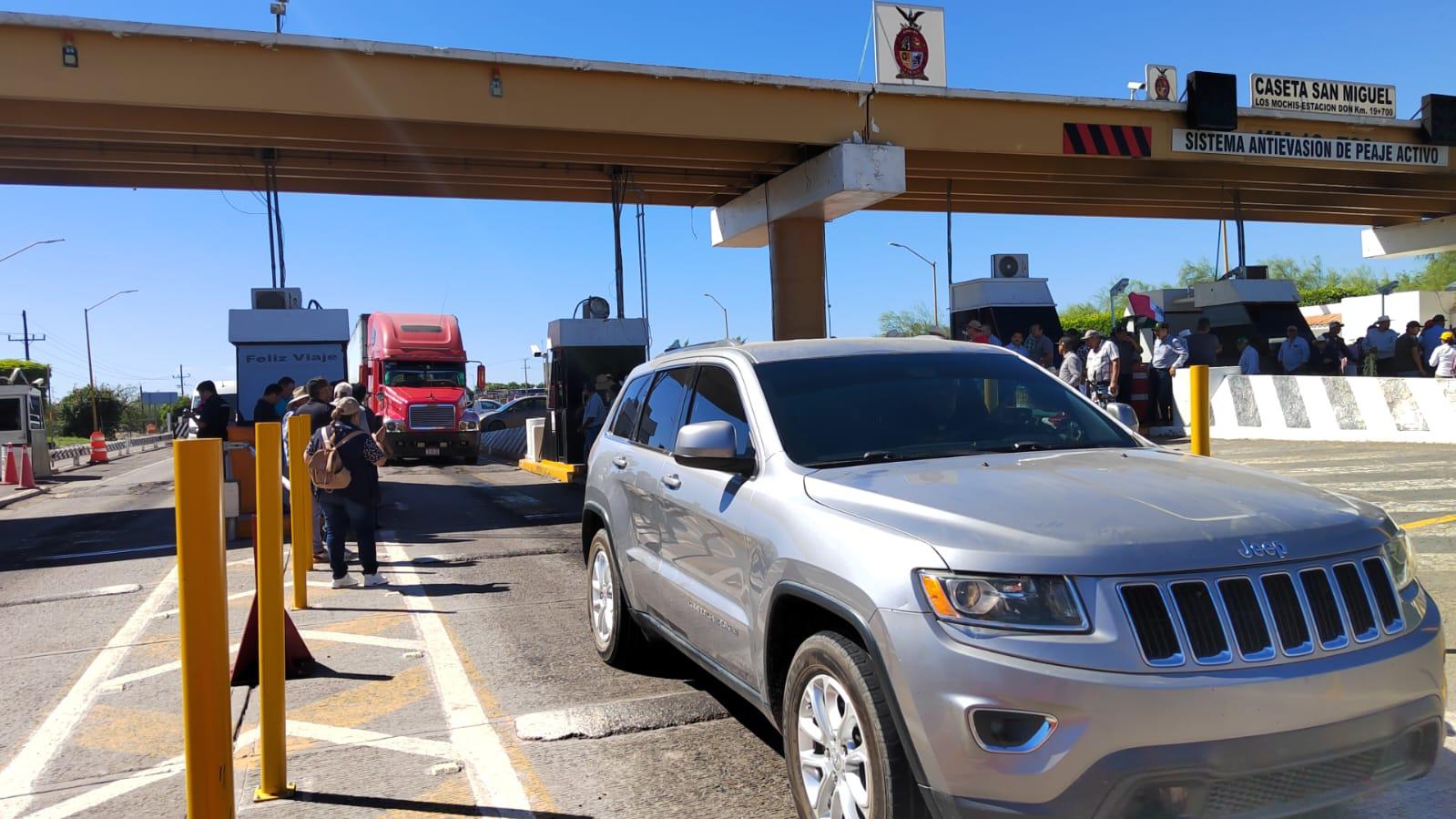 $!Productores del Valle del Carrizo se manifiestan y liberan cobro en la caseta de San Miguel Zapotitlán, Ahome