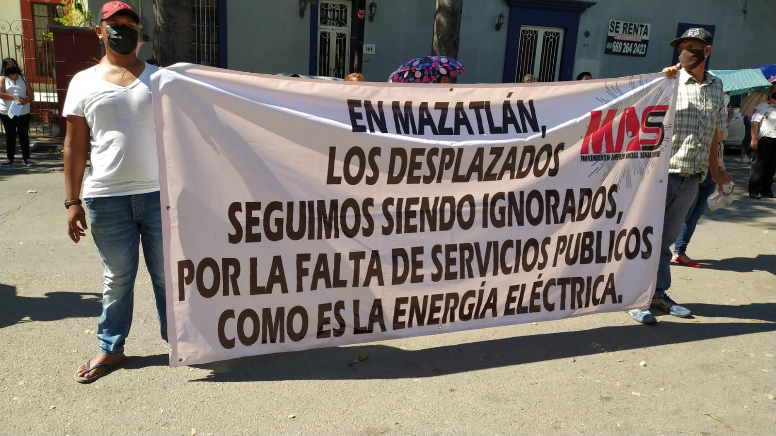 $!Desplazados se plantan en la CFE en Mazatlán; exigen electricidad en Fraccionamiento CVive