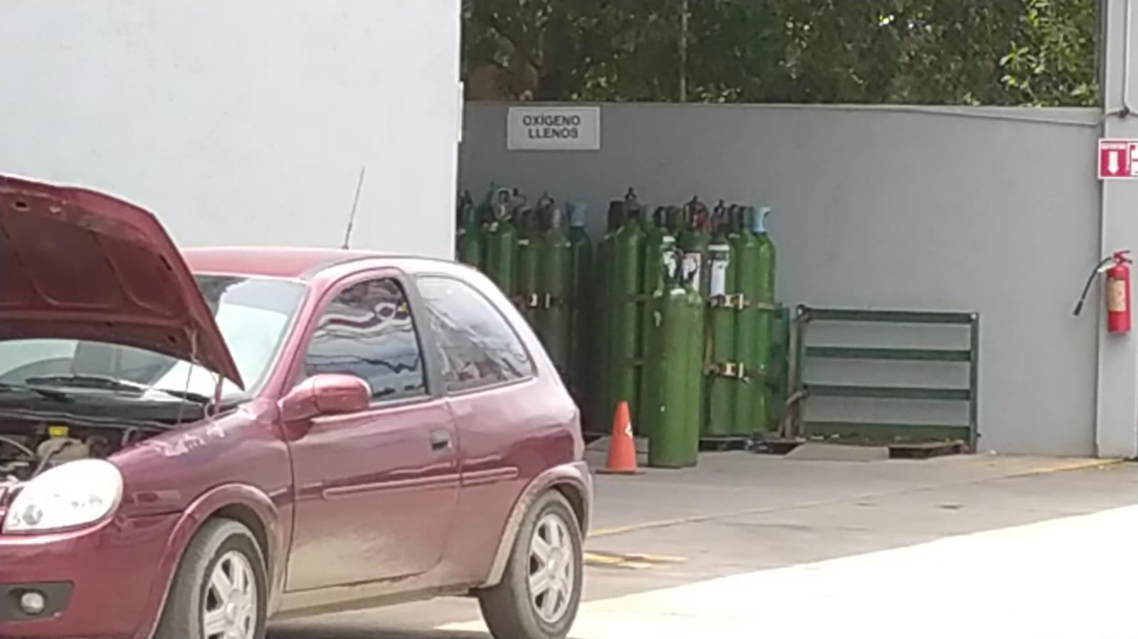 $!Situación con el Covid en Mazatlán hace que empresas rellenen tanques de oxígeno en domingo