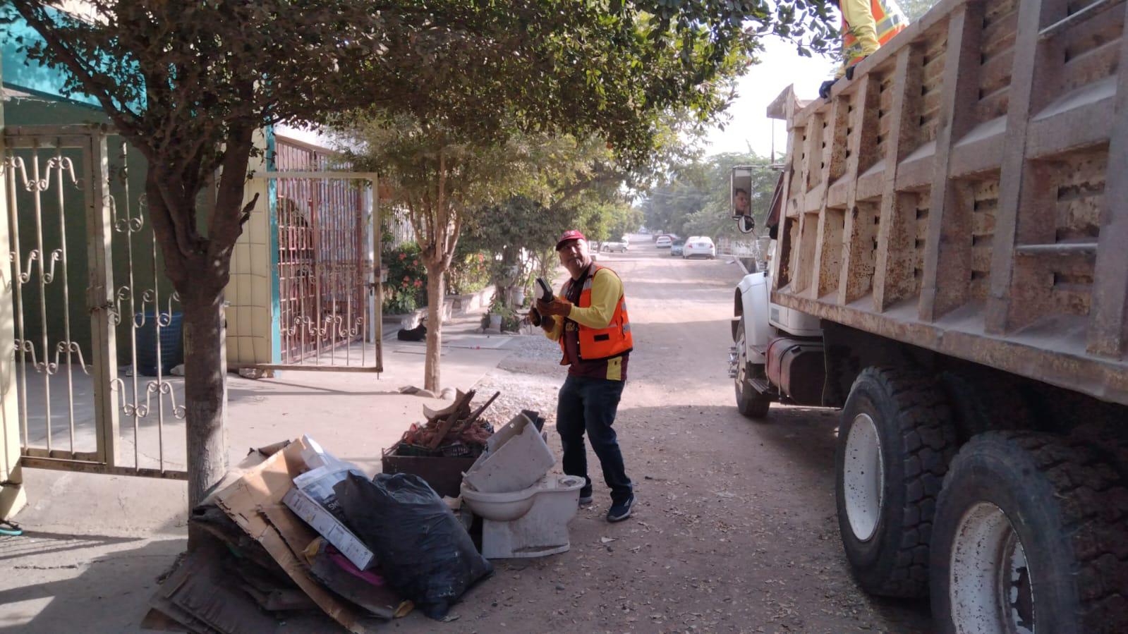 $!Campaña de descacharrización llega a más colonias de Culiacán