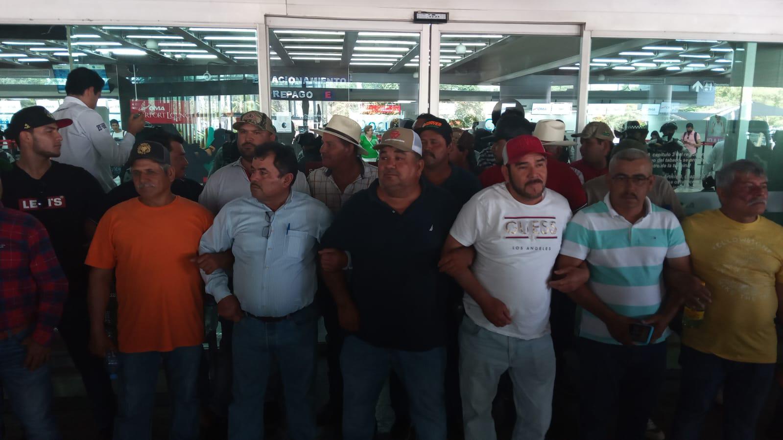 $!Toma del Aeropuerto de Culiacán enfrenta a manifestantes y pasajeros
