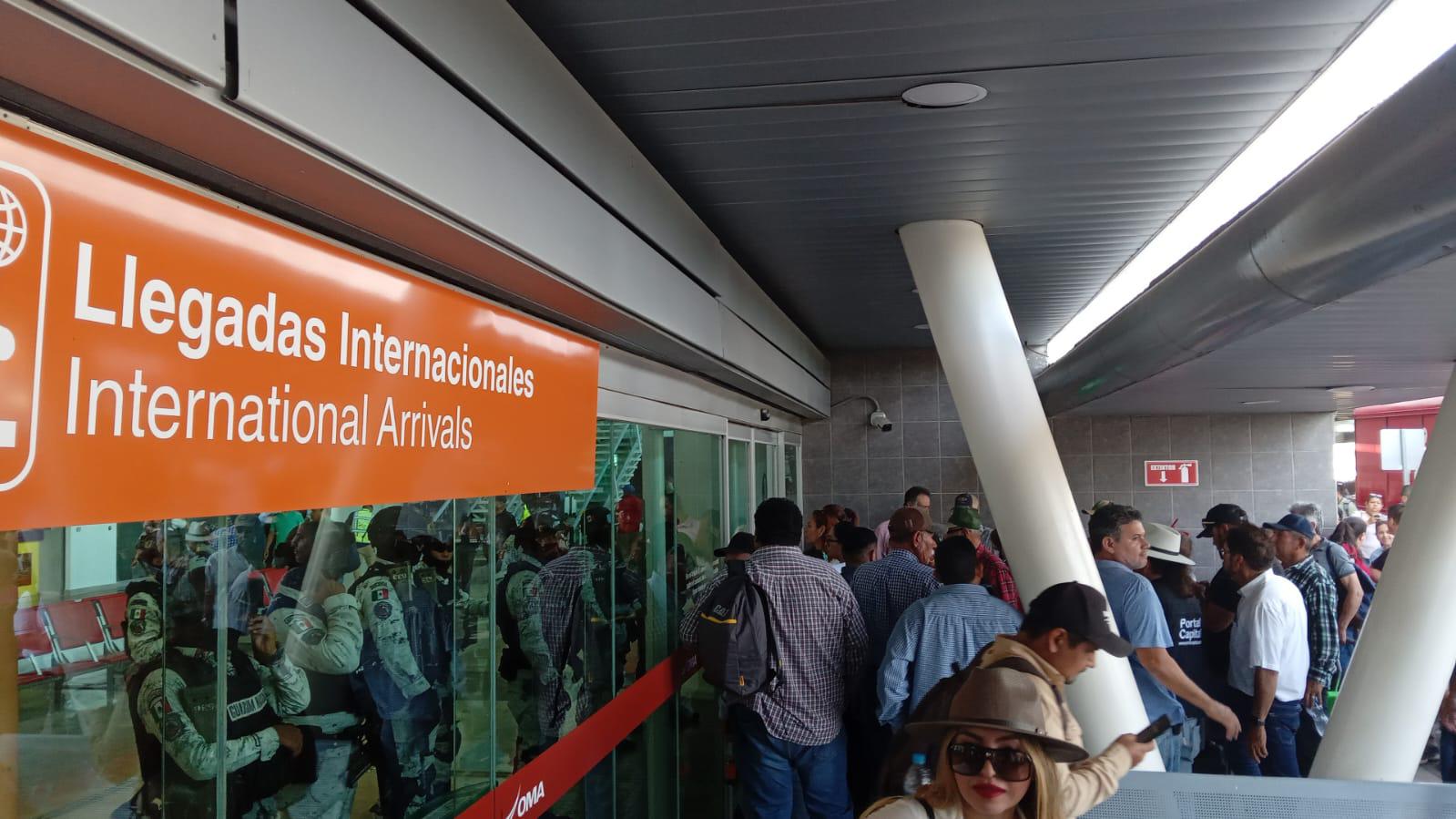 $!Toma del Aeropuerto de Culiacán enfrenta a manifestantes y pasajeros