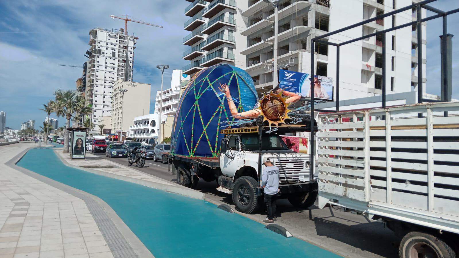 $!Llegan al Malecón los monigotes del Carnaval de Mazatlán; dan la bienvenida a la máxima fiesta
