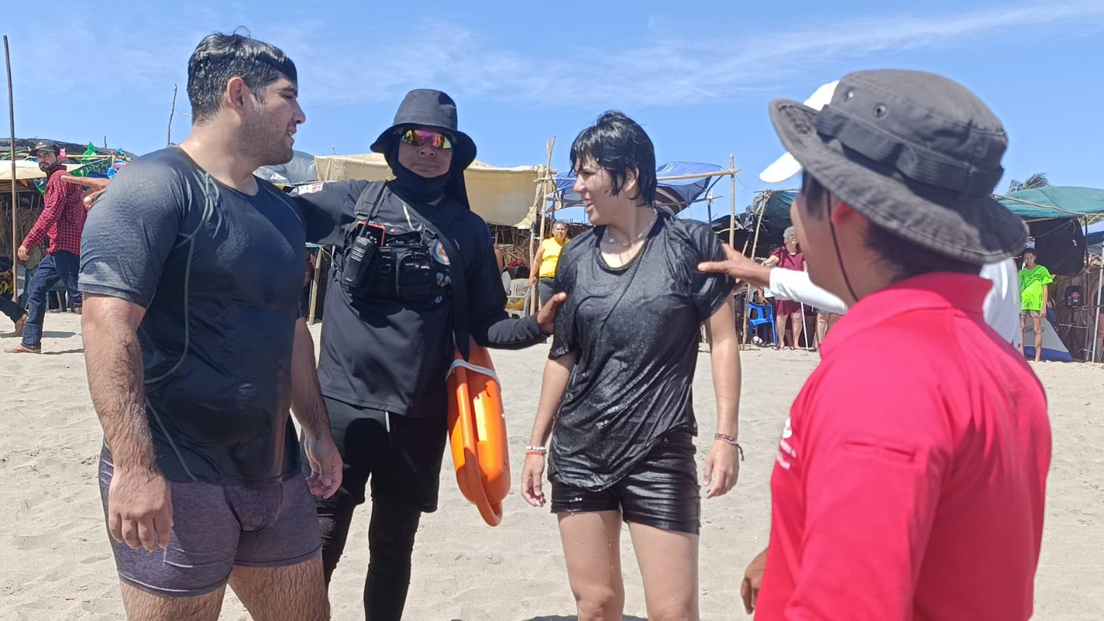 $!Rescatan a 2 hermanos tras ser arrastrados por la corriente del mar de Las Cabras