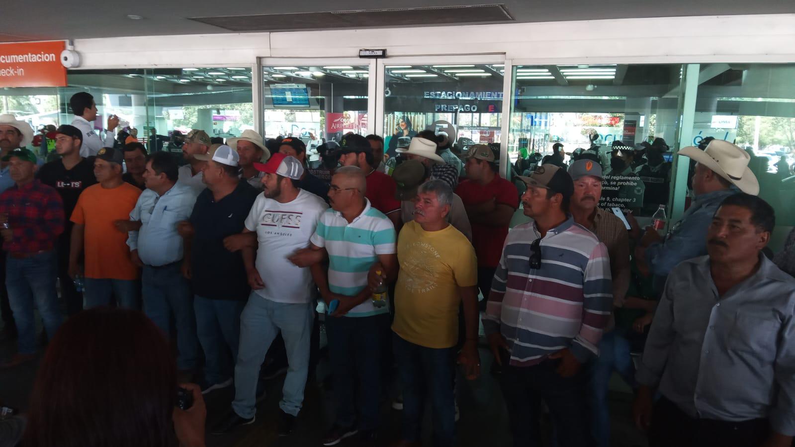 $!Toma del Aeropuerto de Culiacán enfrenta a manifestantes y pasajeros