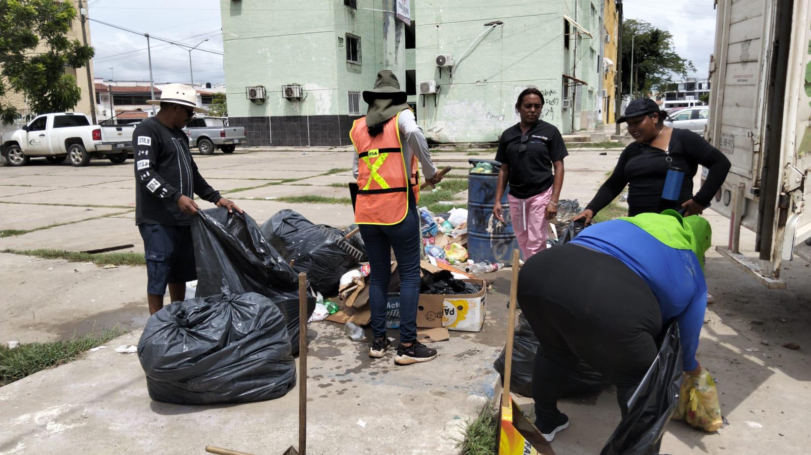 $!Atienden denuncia de vecinos del fraccionamiento El Toro con brigada de limpieza
