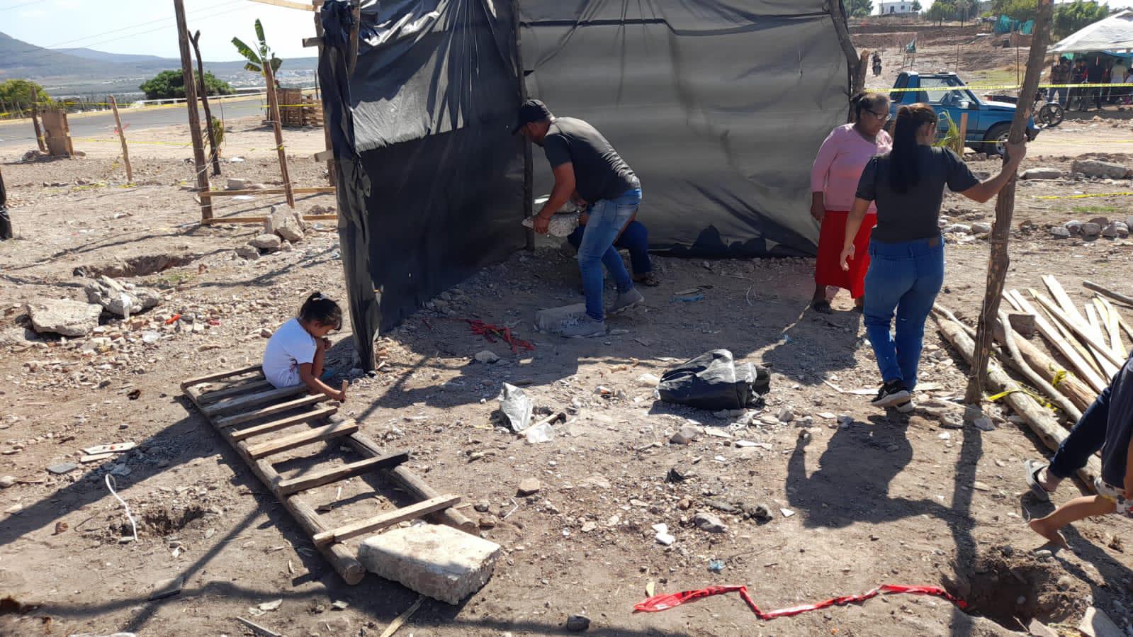 $!Retiran a personas que construyeron casas en zonas no destinadas para vivienda en sector Obregón Sur en Culiacán