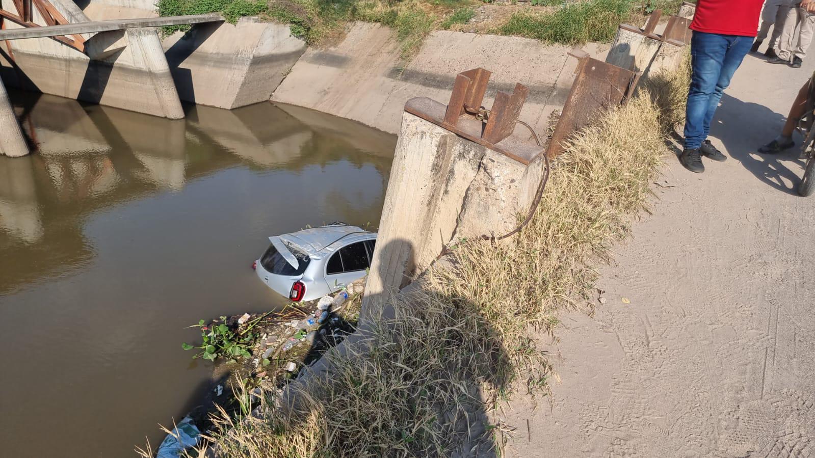 $!Cae vehículo a un canal en Culiacán; el conductor resulta ileso